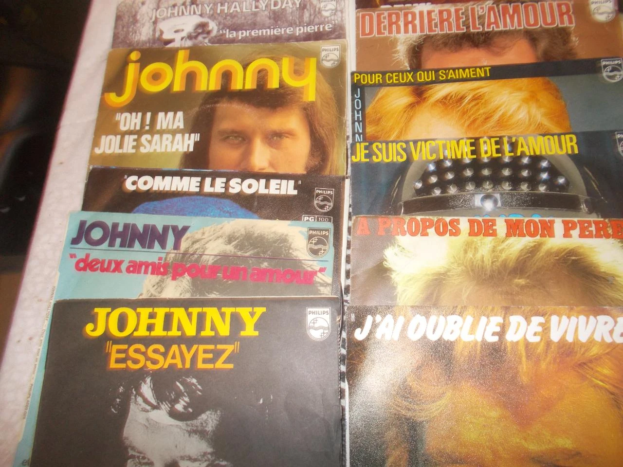 Magnífico lote de 60 discos de vinilo de 45 rpm (sencillos / EP) de Johnny Hallyday. – photo 9
